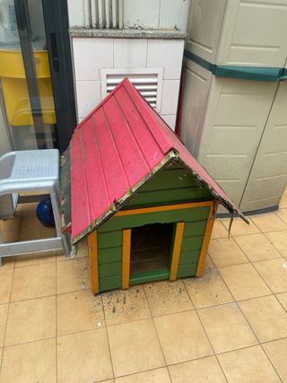 Caseta perro madera verde y roja
