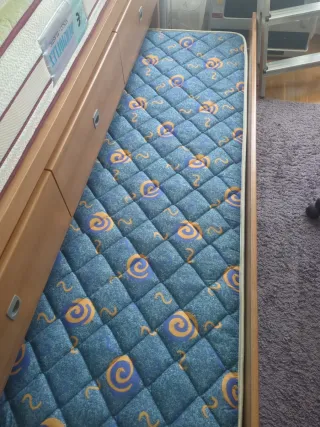 Cama doble con cajones y dos colchones