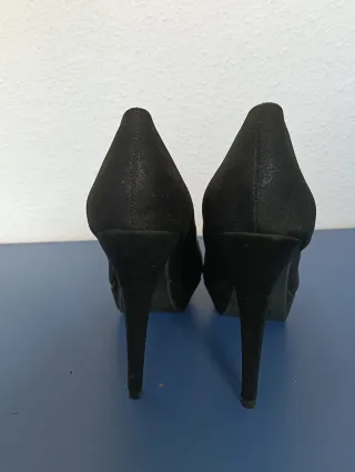 Zapatos puntera descubierta tela negros mujer.N40