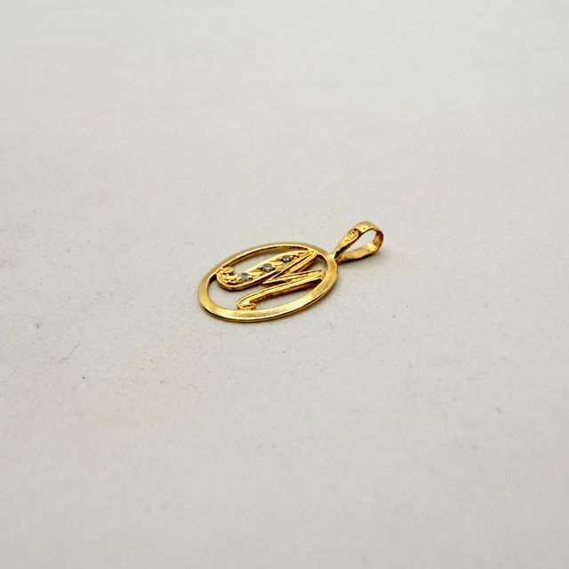 Colgante Letra M de oro 18k circonitas, 0.87 g.