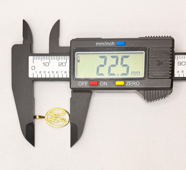 Colgante Letra M de oro 18k circonitas, 0.87 g.