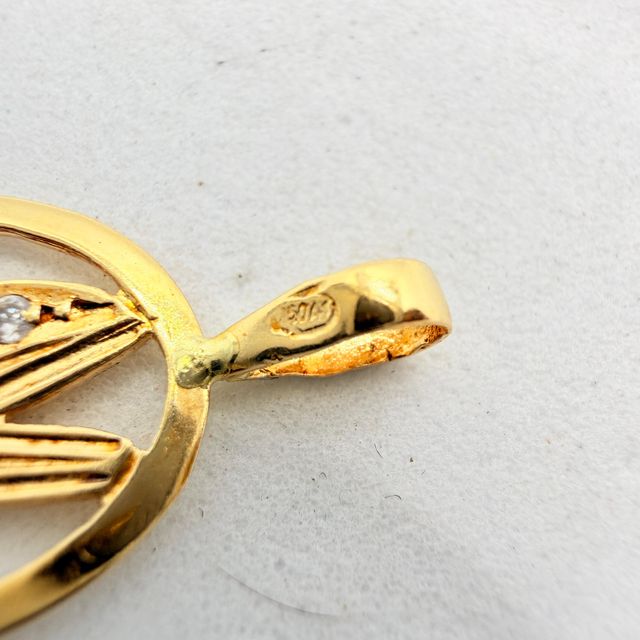 Colgante Letra M de oro 18k circonitas, 0.87 g.