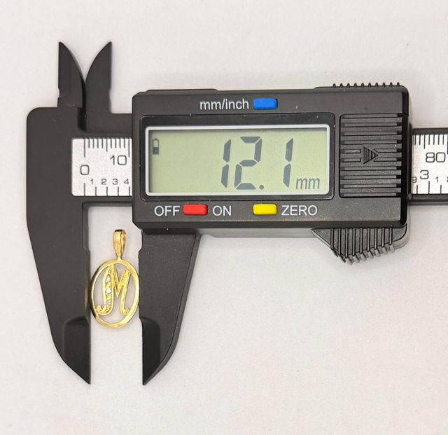 Colgante Letra M de oro 18k circonitas, 0.87 g.