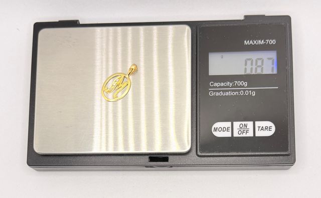 Colgante Letra M de oro 18k circonitas, 0.87 g.