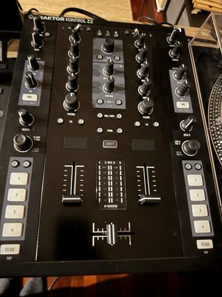 Controlador DJ Native Instruments Traktor Z2