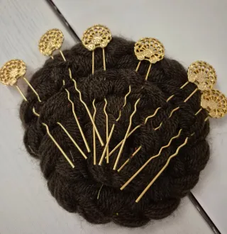 Ganchos y peinetas doradas fallera