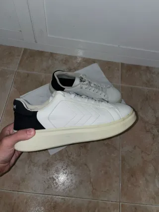 Zapatillas Blancas y Negras