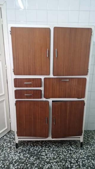 Armario de madera y metal