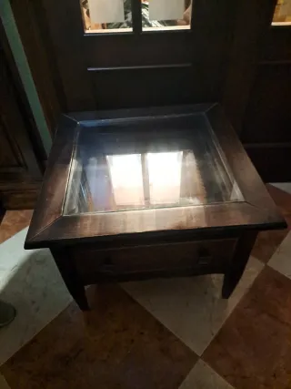 Mesa auxiliar de madera y cristal