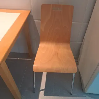 Mesa de cocina y 3 sillas de madera