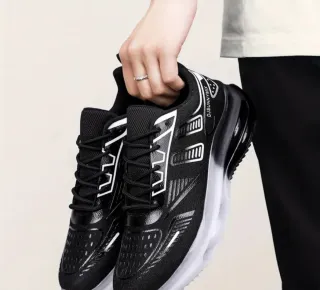 Zapatillas deportivas negras y blancas