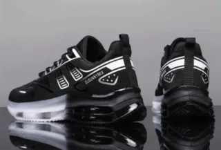 Zapatillas deportivas negras y blancas