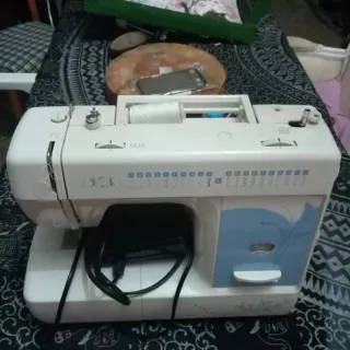 Máquina de coser con motor