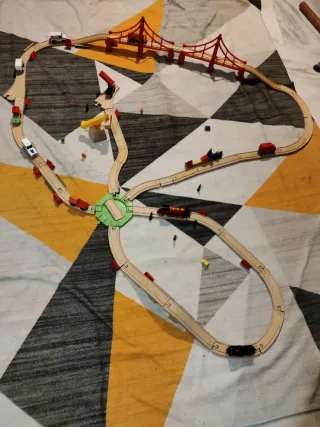 Tren de madera con puente y más de 60 piezas