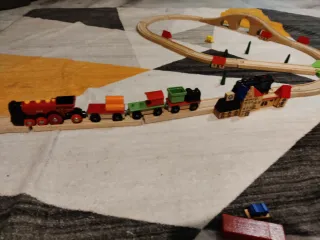 Tren de madera con puente y más de 60 piezas