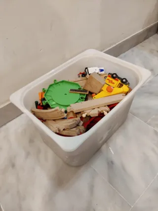 Tren de madera con puente y más de 60 piezas