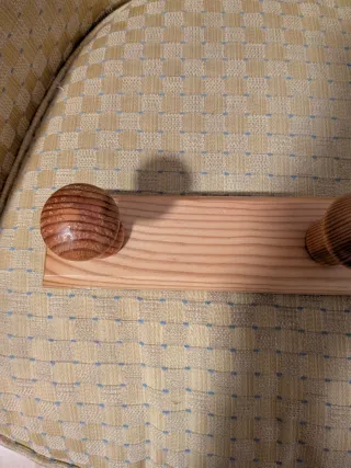 Colgador de madera con 3 pomos