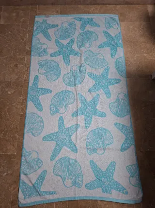 Lote de playa: toallas y sombrero.