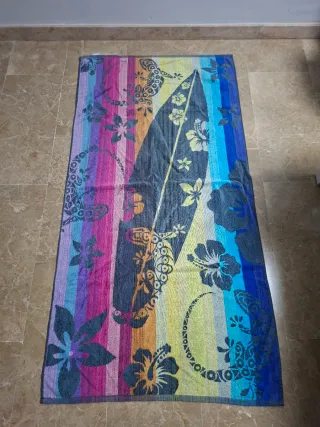 Lote de playa: toallas y sombrero.