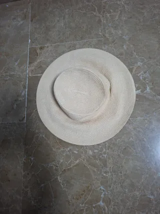 Lote de playa: toallas y sombrero.