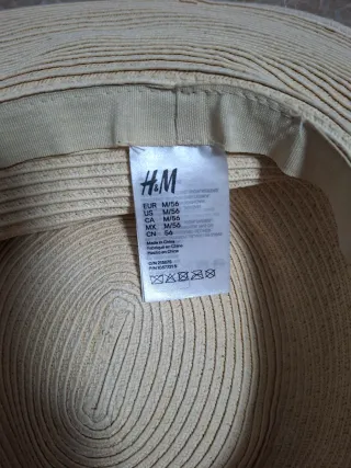 Lote de playa: toallas y sombrero.