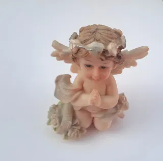Figura de Ángel rezando