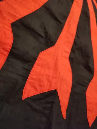 Bandera militar antigua de gran tamaño