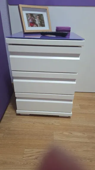 Mesita de noche blanca y morada