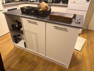 Isla de cocina gris y blanca - MUDANZA