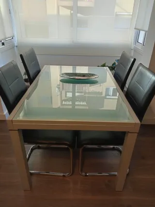 Mesa Comedor Cristal extensible + 4 Sillas Piel Si