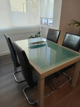 Mesa Comedor Cristal extensible + 4 Sillas Piel Si