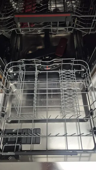 Lavavajillas AEG 14 servicios con bandeja cubierto