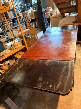 Mesa de comedor antigua de madera