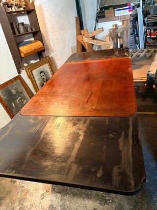 Mesa de comedor antigua de madera