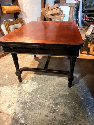 Mesa de comedor antigua de madera
