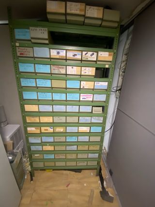 Estantería metálica con cajones