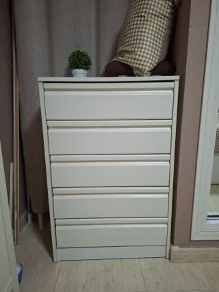 Cómoda de 5 cajones beige. Medidas: