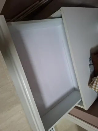 Cómoda de 5 cajones beige. Medidas: