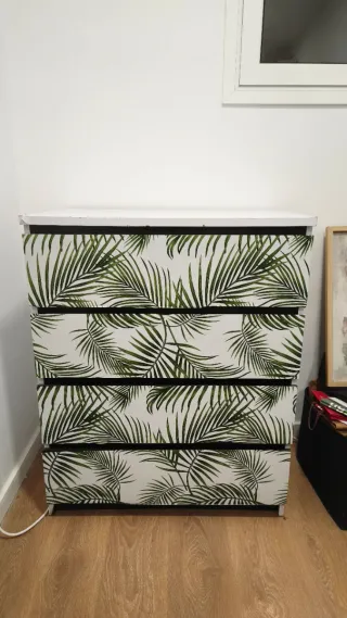 Cómoda Malm Ikea con diseño de hojas