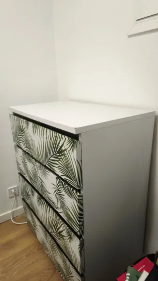 Cómoda Malm Ikea con diseño de hojas