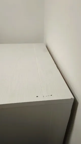 Cómoda Malm Ikea con diseño de hojas