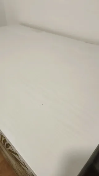 Cómoda Malm Ikea con diseño de hojas