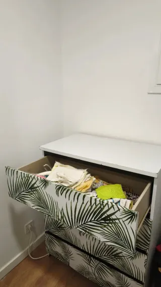 Cómoda Malm Ikea con diseño de hojas