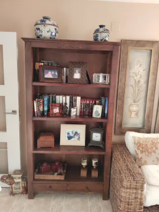 Estantería de madera y mimbre