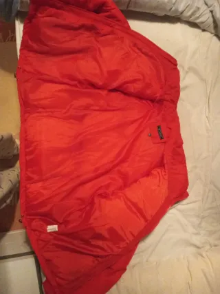 Cazadora roja cremallera, sin capucha