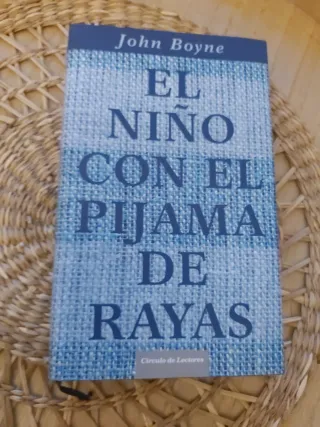 El niño con el pijama de rayas