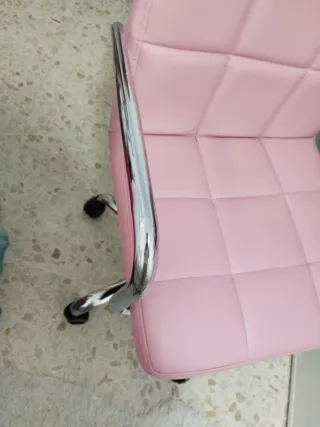 Silla de oficina rosa con base cromada
