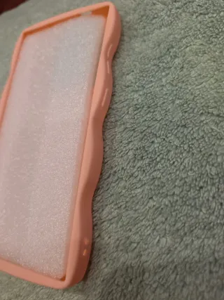 Funda móvil rosa ondulada