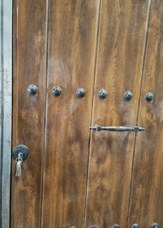 Puerta de madera rústica con herrajes