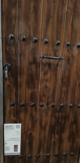 Puerta de madera rústica con herrajes